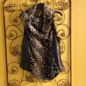 Dolce Cabo Women Black & Grey Faux Fur front zipper sleeveless vest size xl